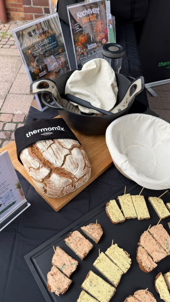 Frisch gebackenes Brot und Dips am Thermomix Stand in Bischofsheim